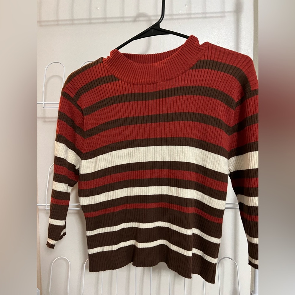 Cute orange and brown sweater with a little Winnie the Pooh action (midriff) ❤️